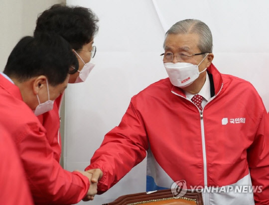 국민의힘 김종인 총괄선대위원장이 7일 오전 서울 여의도 국회에서 열린 중앙선대위 1차 회의에서 참석자들과 인사를 나누고 있다.